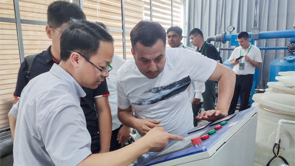 考察團(tuán)一行詳細(xì)了解數(shù)字農(nóng)業(yè)解決方案和具體應(yīng)用成效