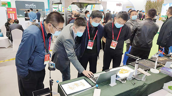 各領(lǐng)導(dǎo)專家蒞臨托普云農(nóng)展位