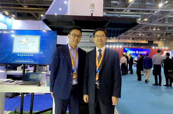 杭州拱墅區委書記李志龍與董事長陳渝陽合影